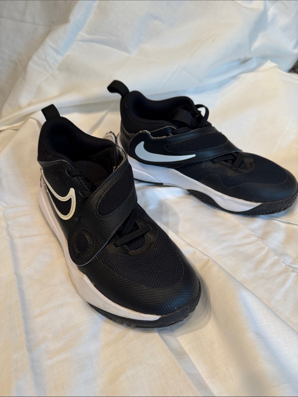 Nike Kids Black and White Nike Team Hustle D 11 basketball shoes sz 2.5Y